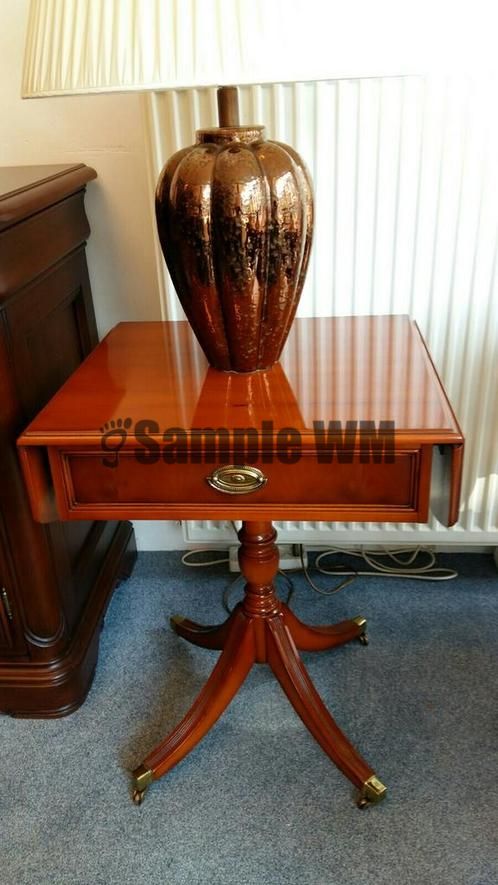 Verkocht artikelnr. 1600351 Heldense Exclusief Taxus Bijzettafel Hangoor
Heldense Exclusief Taxus Bijzettafel met twee klapbladen en een lade op messing wielen.
In nieuwstaat!
49 ( + 2 × 17 ) × 46 × 65 cm
19 ( + 2 × 7 ) × 18 × 26 inch
Keywords: Heldense Exclusief Taxus Bijzettafel Hangoor