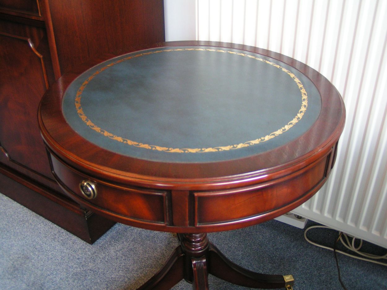  artikelnr. 1600321 Drumtafeltje Heldense Exclusive in Nieuwstaat €495,- euro
Drumtafeltje op messing wielen met goudbedrukt lederen blad en 2 laden.

55 x 55 x 62cm

In nieuwstaat!

prijs in 2008: €966,- euro
Keywords: artikelnr. 1600320 artikelnr. 1600321 Drumtafeltje Heldense Exclusive.