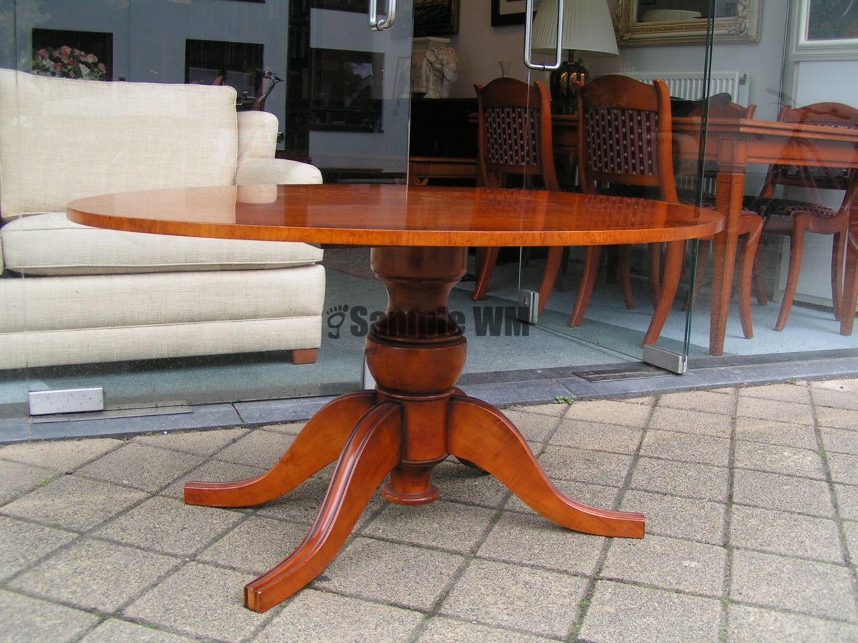 Verkocht artikelnr. 1600360 Kersenhouten Ovale Salontafel.
intarsia gelegd.

in nieuwstaat!

L: 115cm x B: 86cm x 58cm hoog.

in nieuwstaat.


Keywords: Kersenhouten Ovale Salontafel