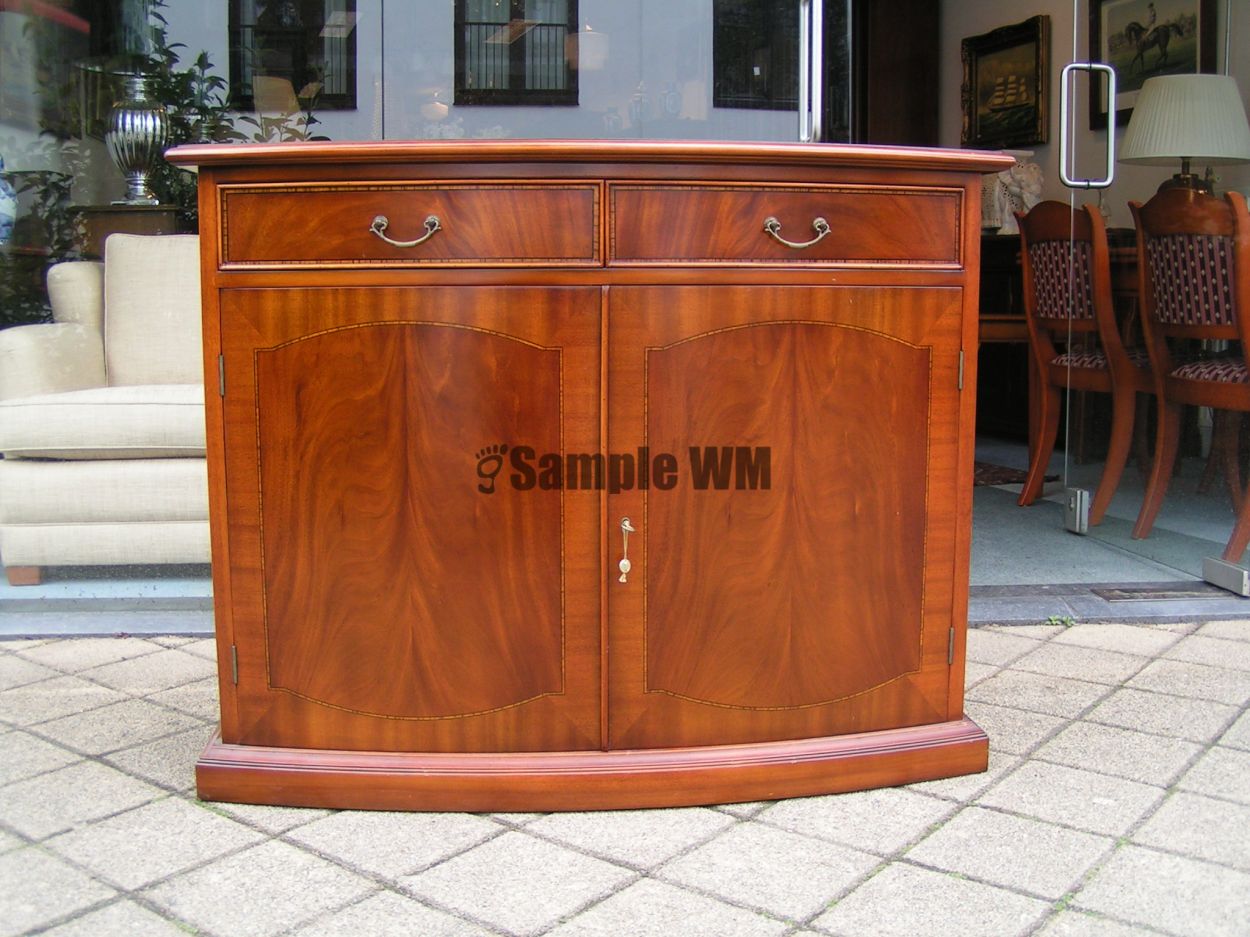 Vertkocht artikelnr. 1600359 Kersenhouten Penant Kast.
Ovaal gebogen penant kastje van massief kersenhout, 2 laden en 2 deurtjes
In nieuwstaat!

afmetingen: 109 breed x 48 diep x 85cm hoog

in nieuwstaat.
Keywords: Kersenhouten Penant Kast