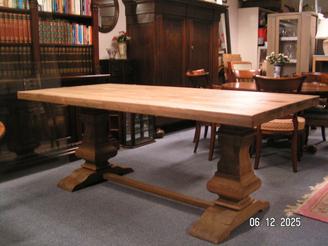 artikelnr. 1602056 Klooster Tafel Massief Eikenhout in Nieuwstaat! prijs €995,- euro.
Tafel is van Massief Gerecycled Eikenhout.
Afm B 1m L 2 m H 77 cm
