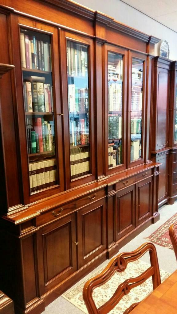Verkocht artikelnr. 1600258 Grote Engelse Mahoniehouten Boekenkast/Bibliotheek.
Grote Engelse Mahoniehouten Boekenkast/Bibliotheek

Grote Engelse Mahoniehouten Boekenkast/Bibliotheek.
Massief Mahoniehouten Boekenkast in uitmuntende staat! Met facet geslepen glas.

Met glazen planken voor er bijvoorbeeld een vitrinekast van te maken.
Maten; B 2.35m D 55cm H 2.40 cm.

Diverse Boekenkasten in onze collectie
Voor meer informatie zie onze site.


