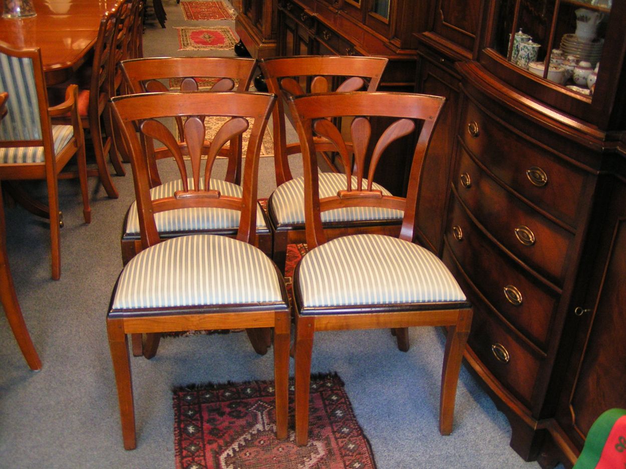 artikelnr. 1600287 Setje Engelse Kersenhouten stoelen: prijs €495,- euro.
In perfecte staat
Opnieuw gestoffeerd
Keywords: Setje Engelse Kersenhouten stoelen