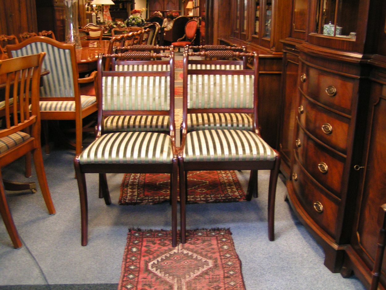 artikelnr. 1600292 Heldense Exclusive Mahonie Eetkamertafel met 4 stoelen: Prijs op aanvraag
Diameter: 1.10m x uitschuifbaar geschikt voor 6 personen.
Tussenblad: 45cm

Tafel is gloednieuw, gisteren uit de fabriek.

Intarsia ingelegd.

Hoogwaardige metalen geleiders.

evt. met 4 bijpassende stoelen eveneens gloednieuw.

Meerdere exemplaren op voorraad naar keuze.
Keywords: Heldense Exclusive Mahonie Eetkamertafel met 4 stoelen: