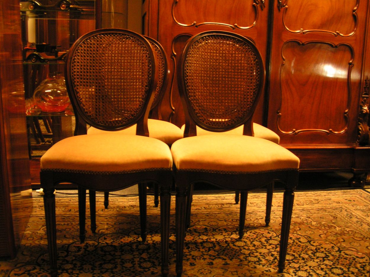 artikelnr. 1600303  4 stoelen €395,- euro
in zeer goede staat!

4 fraaie Stoelen met Webbing rug.

 €395,-euro
