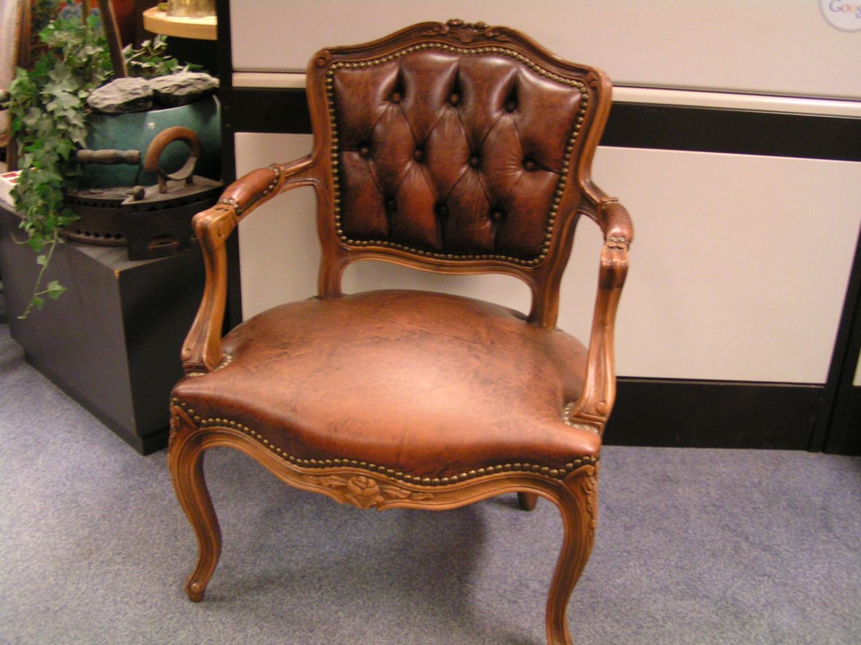 artikelnr. 1600311 leren Fauteuiltje: prijs; €149,- euro
Stijl 	: 	Regency
Materiaal 	: 	Hout, Leer
Beschrijving
fraai antiek leren fautuiltje. Nog in zeer goede staat.

Keywords: leren Fauteuiltje