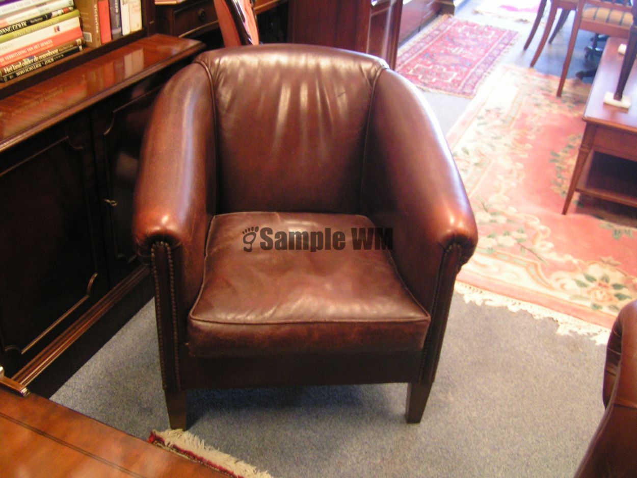 Verkocht artikelnr. 1600370 Diverse setjes kwaliteits stoelen.
Schapenleren Club fauteuil, merk Muylaert.

Dit meubel is bekleed met schapenleer van de hoogste kwaliteit met de hand gepattineerd waardoor het een antieke effect verkrijgt.

Stoel is comfortabel en in zeer goede staat. Gebruikerssporen passend bij de leeftijd en gebruik.
In zeer goede staat.

Breed 76cm x H 77cm x zithoogte 48 cm x zitdiepte 52cm
Keywords: artikelnr. 1600370 Diverse setjes kwaliteits stoelen: prijs op Aanvraag