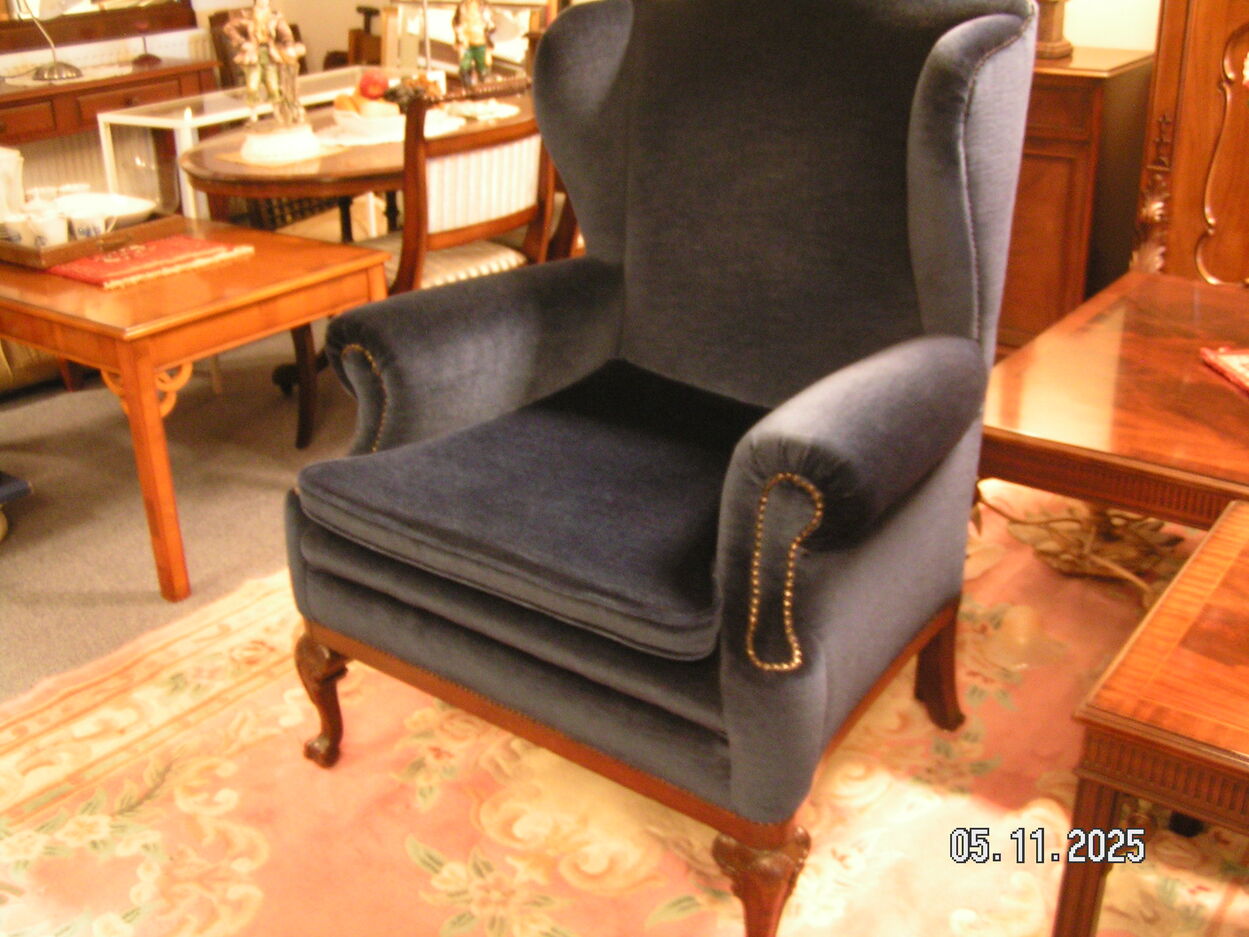 artikelnr. 1602043 Hollywood Regence Blue Vevet Wingback Club Armcher Nieustaat! prijs €1995,- euro
Traditional Engelse Wingchair, Zeer bijzondere Fauteuil in Nieuwstaat!
Afm Rug hoogte 1.20 cm B 87 cm. kussen is los in de Fauteuil.
