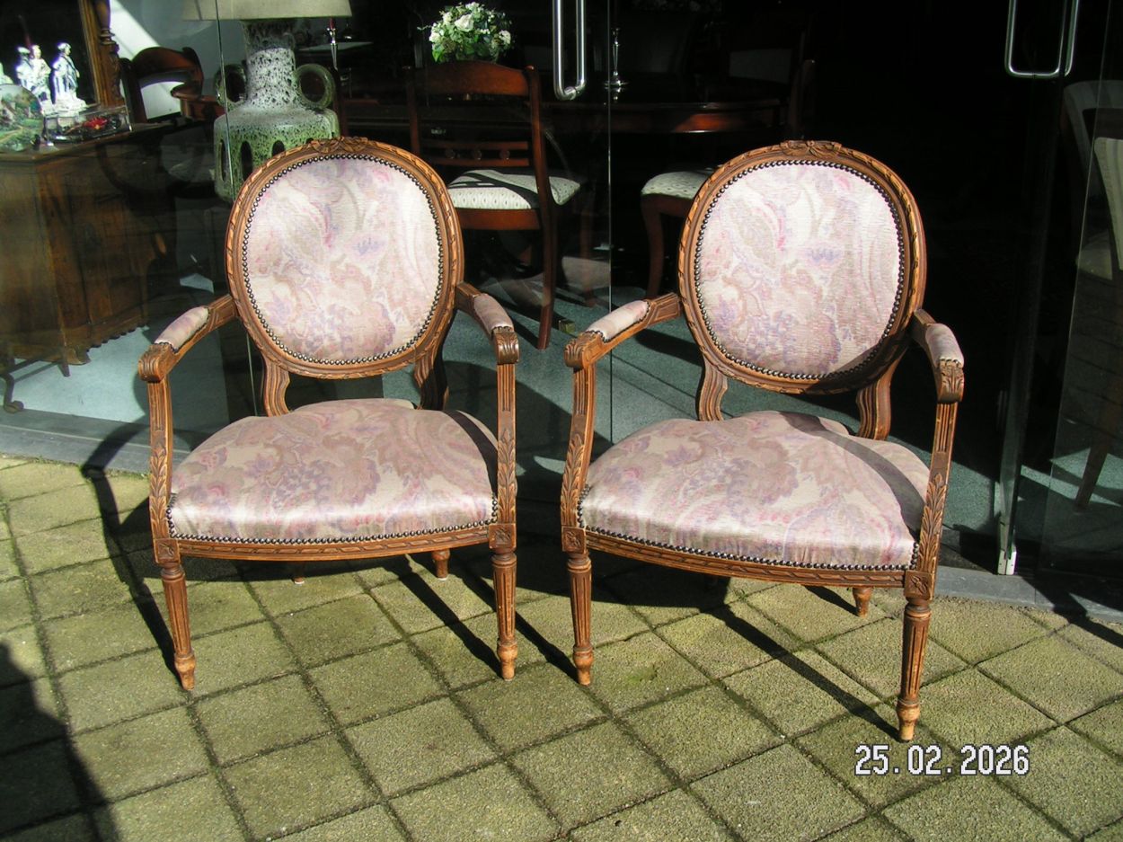 artikelnr. 1602096 Twee Antieke Dames Fauteuils in zeer Goede Staat prijs € 225,- euro
