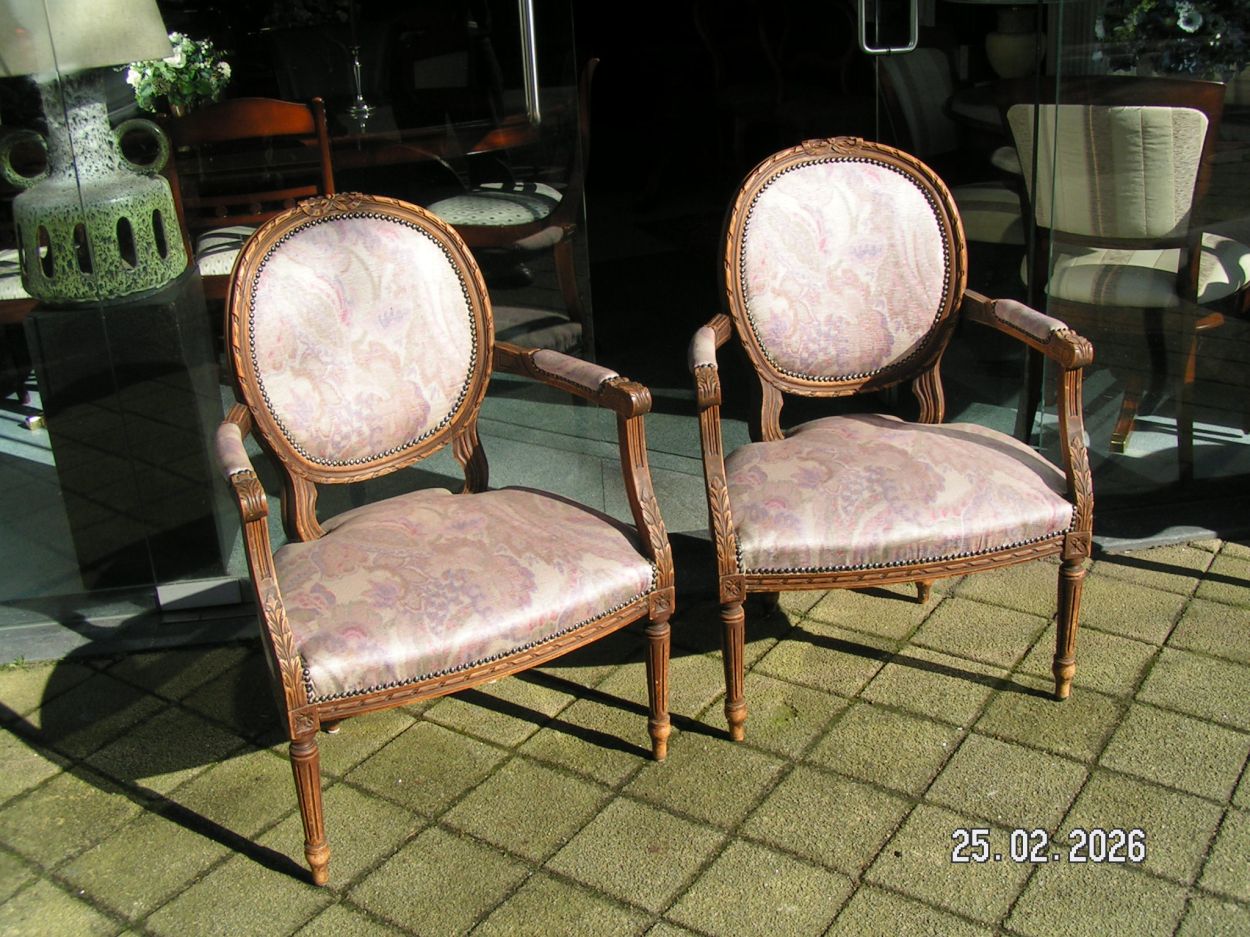 artikelnr. 1602096 Twee Antieke Dames Fauteuils in zeer Goede Staat prijs € 225,- euro

