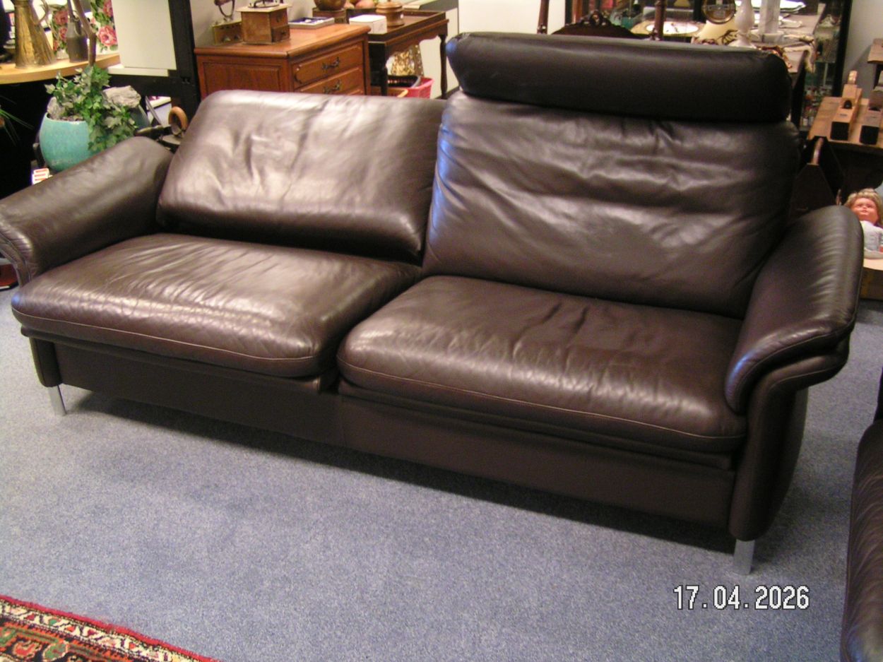 artikelnr. 16020112 Design Rolf Benz 3300 Bank Stel 2en 3 Zits Bruin Leer in Nieuw Staat prijs €1450,- euro.
