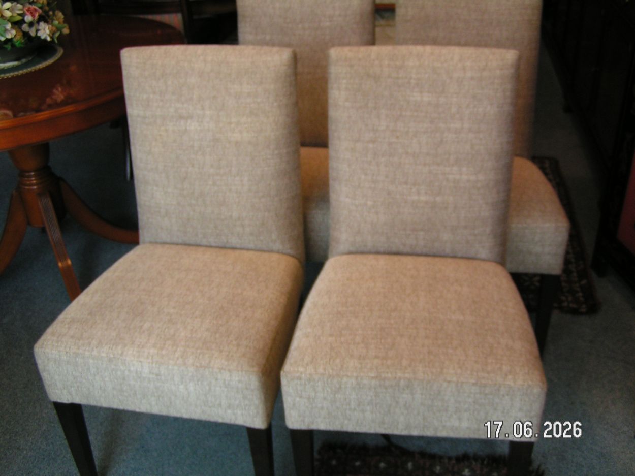artikelnr 16020116 Vier BENCH Eetkamerstoelen met beige stof bekleed in Nieuwstaat prijs €450,- euro.
