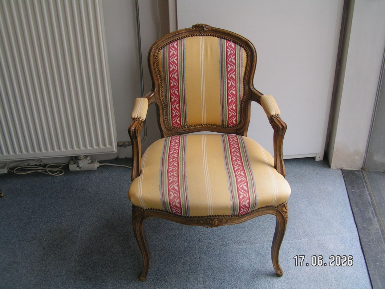 artikelnr. 16020117 Antieke fauteuil met gestreepte bekleeding in nieuwstaat prijs €125,- euro.
