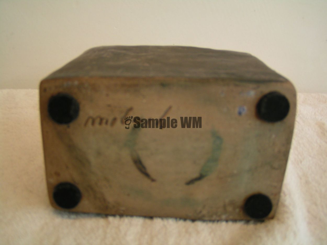 artikelnr. 1600325 Handgemaakte Utrechtse Pottenbakker Vaas "Mobach" : prijs  €50,- euro
afmetingen:

Hoog 20 cm x Breed 14 cm x Diep 9cm

Puntgaaf!!
Keywords: Handgemaakte Utrechtse Pottenbakker Vaas "Mobach ''