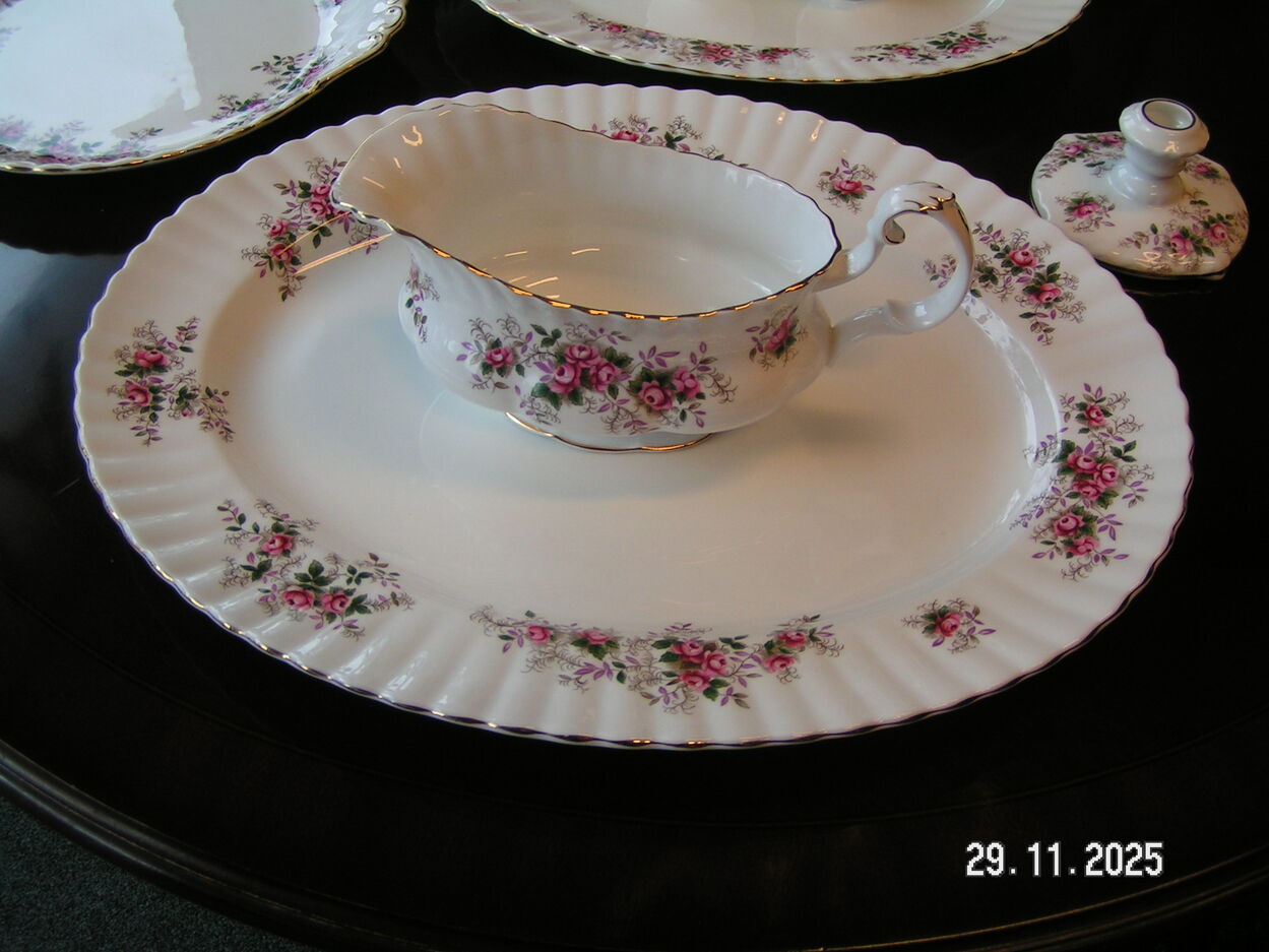 artikelnr. 1602055 ROYAL ALBERT Lavender Rose Engeland, in Nieuwstaat!
