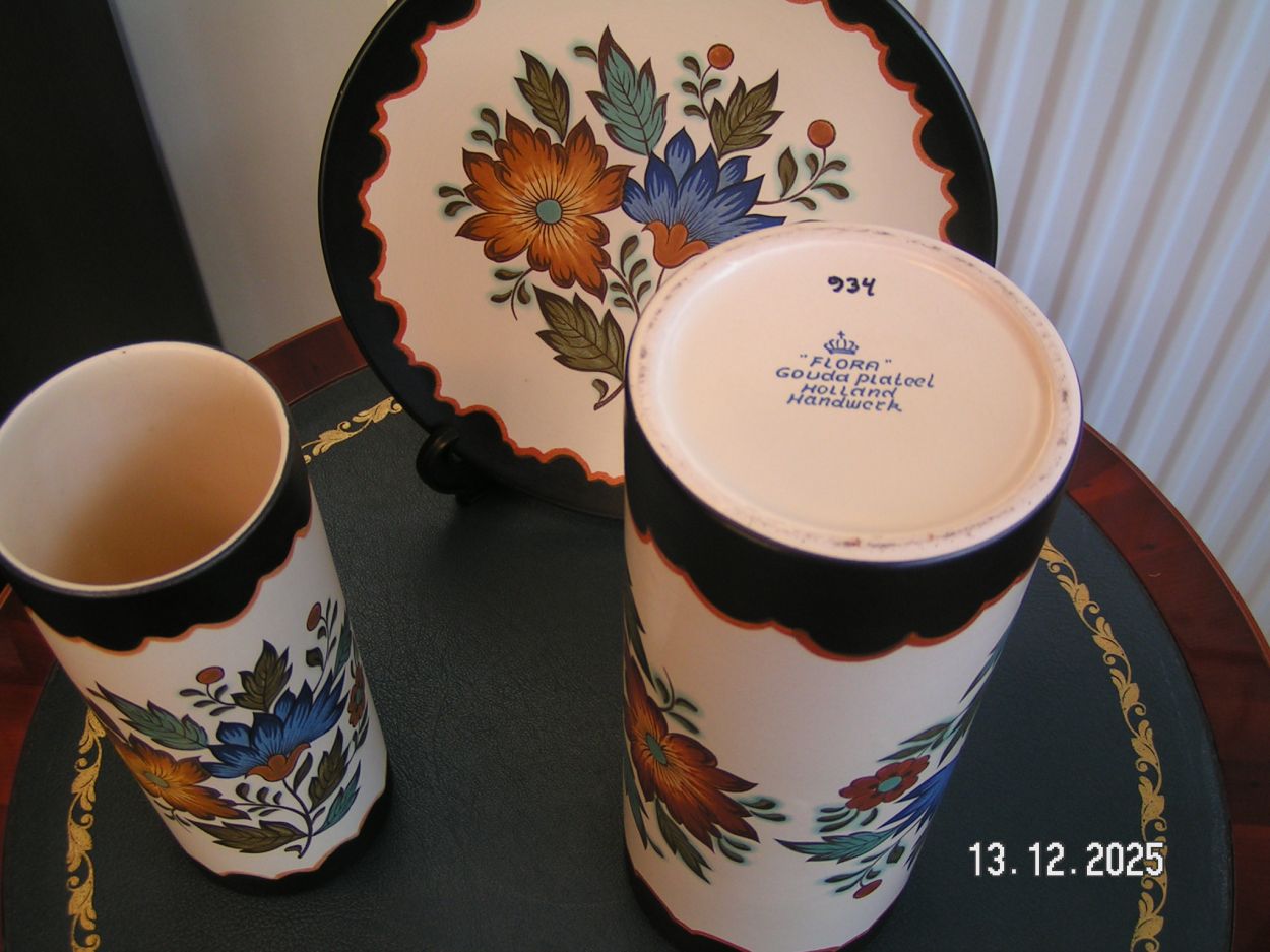 artikelnr. 1602066  Gouda Plateel in Nieuwstaat en helemaal perfect. prijs €95,- euro
