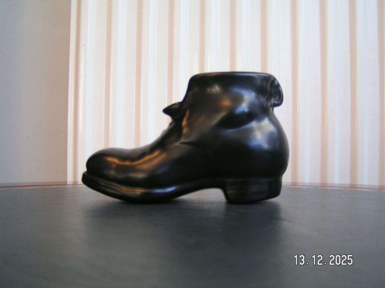 artikelnr. 1602097 Gouda ZENITH Plateel Decorative Shoe Handgemaakt Keramiek in Nieuwstaat prijs, €39.50,- euro
Afm B 12 H 7.5 cm
