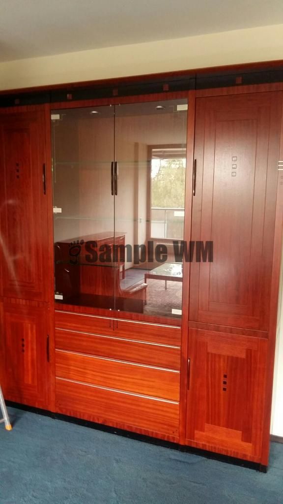 Verkocht artikelnr. 01600256 Art Deco vitrinekast Decoforma Schuitema.
Gebruikte materialen:
Als basis is rosewood of bubinga hout gebruikt, met details van ebbenhout, eikenhout en aluminium. De aluminium details kunnen we ook in zwart uitvoeren.

Afmetingen: Breed: 2.13m x Diepte: 37cm x hoogte: 2.23m

Alternatieve houtsoorten zijn:
- eiken
- kersen
- noten
- bubinga/rosewood

Design by Frits Schuitema

Nieuw Prijs € 9925,- NU voor 6.950 euro
Keywords: artikelnr. 01600256 Art Deco vitrinekast Decoforma Schuitema.