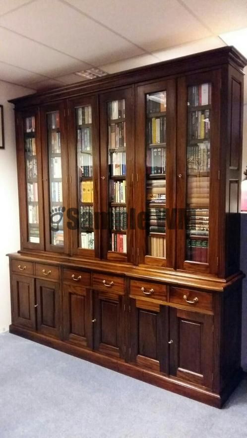 artikelnr. 1600349 Grote Engelse Mahoniehouten Boekenkast: prijs op aanvraag

Kenmerken
Conditie 	: 	Zo goed als nieuw
Breedte 	: 	200 cm of meer
Hoogte 	: 	200 cm of meer
Diepte 	: 	50 tot 75 cm
Stijl 	: 	Engels Regency
Uitvoering 	: 	Met plank(en), Met lade(s), Met deur(en)
Materiaal 	: 	Overige houtsoorten
Beschrijving
Grote Mahoniehouten Engelse Boekenkast in uitmuntende staat!

Met Facet geslepen glazen deuren en planken verstelbaar in hoogte.
Maten; H 2.58m B 2.44m D 52cm

Keywords: Grote Engelse Mahoniehouten Boekenkast