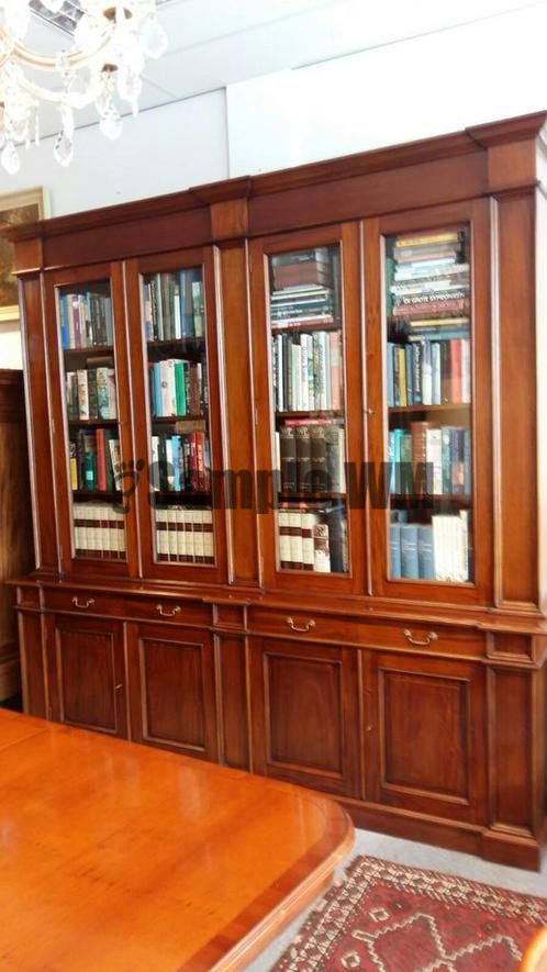 Verkocht artikelnr. 1600258 Grote Engelse Mahoniehouten Boekenkast/Bibliotheek.
Grote Engelse Mahoniehouten Boekenkast/Bibliotheek

Grote Engelse Mahoniehouten Boekenkast/Bibliotheek.
Massief Mahoniehouten Boekenkast in uitmuntende staat! Met facet geslepen glas.

Met glazen planken voor er bijvoorbeeld een vitrinekast van te maken.
Maten; B 2.35m D 55cm H 2.40 cm.

Diverse Boekenkasten in onze collectie.
Keywords: Grote Engelse Mahoniehouten Boekenkast/Bibliotheek