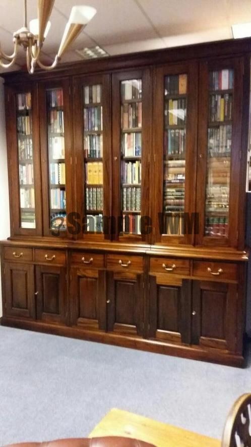 artikelnr. 1600349 Grote Engelse Mahoniehouten Boekenkast: prijs op aanvraag
Kenmerken
Conditie 	: 	Zo goed als nieuw
Breedte 	: 	200 cm of meer
Hoogte 	: 	200 cm of meer
Diepte 	: 	50 tot 75 cm
Stijl 	: 	        Engels Regency
Uitvoering 	: 	Met plank(en), Met lade(s), Met deur(en)
Materiaal 	: 	Overige houtsoorten
Beschrijving
Grote Mahoniehouten Engelse Boekenkast in uitmuntende staat!

Met Facet geslepen glazen deuren en planken verstelbaar in hoogte.
Maten; H 2.58m B 2.44m D 52cm

