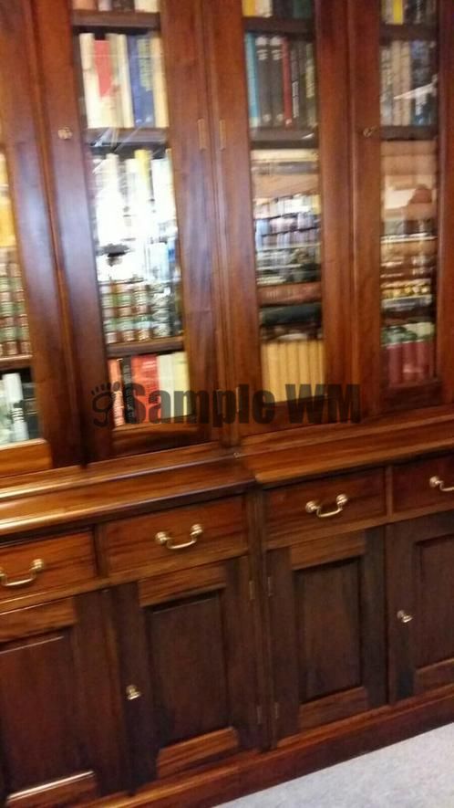 artikelnr. 1600349 Grote Engelse Mahoniehouten Boekenkast: prijs op aanvraag
Kenmerken
Conditie 	: 	Zo goed als nieuw
Breedte 	: 	200 cm of meer
Hoogte 	: 	200 cm of meer
Diepte 	: 	50 tot 75 cm
Stijl 	: 	        Engels Regency
Uitvoering 	: 	Met plank(en), Met lade(s), Met deur(en)
Materiaal 	: 	Overige houtsoorten
Beschrijving
Grote Mahoniehouten Engelse Boekenkast in uitmuntende staat!

Met Facet geslepen glazen deuren en planken verstelbaar in hoogte.
Maten; H 2.58m B 2.44m D 52cm


