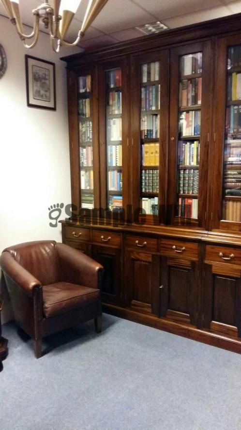artikelnr. 1600349 Grote Engelse Mahoniehouten Boekenkast: prijs op aanvraag
Kenmerken
Conditie 	: 	Zo goed als nieuw
Breedte 	: 	200 cm of meer
Hoogte 	: 	200 cm of meer
Diepte 	: 	50 tot 75 cm
Stijl 	: 	        Engels Regency
Uitvoering 	: 	Met plank(en), Met lade(s), Met deur(en)
Materiaal 	: 	Overige houtsoorten
Beschrijving
Grote Mahoniehouten Engelse Boekenkast in uitmuntende staat!

Met Facet geslepen glazen deuren en planken verstelbaar in hoogte.
Maten; H 2.58m B 2.44m D 52cm


