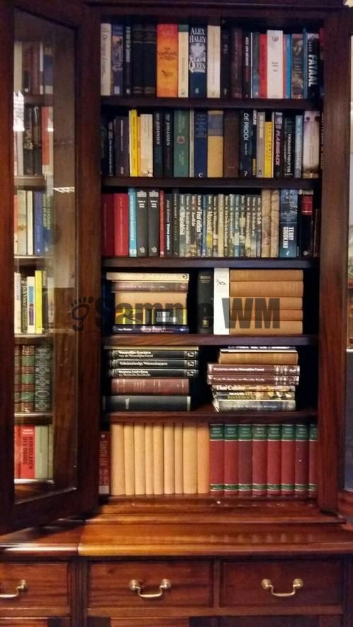 artikelnr. 1600349 Grote Engelse Mahoniehouten Boekenkast: prijs op aanvraag
Kenmerken
Conditie 	: 	Zo goed als nieuw
Breedte 	: 	200 cm of meer
Hoogte 	: 	200 cm of meer
Diepte 	: 	50 tot 75 cm
Stijl 	: 	Engels Regency
Uitvoering 	: 	Met plank(en), Met lade(s), Met deur(en)
Materiaal 	: 	Overige houtsoorten
Beschrijving
Grote Mahoniehouten Engelse Boekenkast in uitmuntende staat!

Met Facet geslepen glazen deuren en planken verstelbaar in hoogte.
Maten; H 2.58m B 2.44m D 52cm


