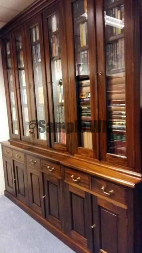 artikelnr. 1600349 Grote Engelse Mahoniehouten Boekenkast: prijs op aanvraag
Kenmerken
Conditie 	: 	Zo goed als nieuw
Breedte 	: 	200 cm of meer
Hoogte 	: 	200 cm of meer
Diepte 	: 	50 tot 75 cm
Stijl 	: 	Engels Regency
Uitvoering 	: 	Met plank(en), Met lade(s), Met deur(en)
Materiaal 	: 	Overige houtsoorten
Beschrijving
Grote Mahoniehouten Engelse Boekenkast in uitmuntende staat!

Met Facet geslepen glazen deuren en planken verstelbaar in hoogte.
Maten; H 2.58m B 2.44m D 52cm

