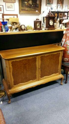 artikelnr. 1600272 Dressoir van noten- en wortelnoten hout: prijs €295,- euro
Dressoir van noten- en wortelnoten hout.
Een zeer exclusief klein dressoir in uitmuntende staat!
Maten; B 1.25 D 47 H 87 cm.
Voor meer dressoirs zie onze site of andere advertenties.
Keywords: Dressoir van noten- en wortelnoten hout