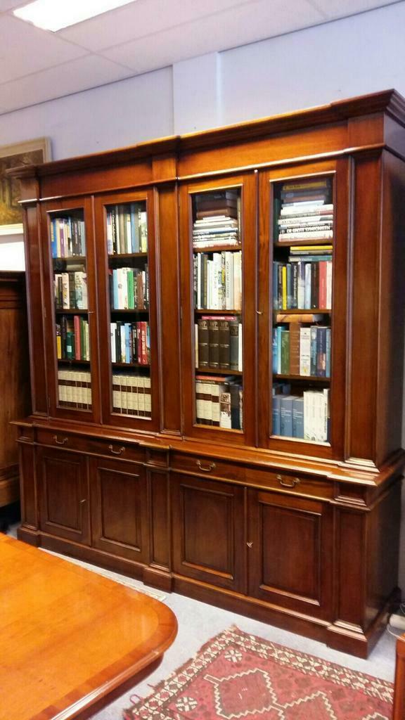 Verkocht artikelnr. 1600258 Grote Engelse Mahoniehouten Boekenkast/Bibliotheek.
Grote Engelse Mahoniehouten Boekenkast/Bibliotheek

Grote Engelse Mahoniehouten Boekenkast/Bibliotheek.
Massief Mahoniehouten Boekenkast in uitmuntende staat! Met facet geslepen glas.

Met glazen planken voor er bijvoorbeeld een vitrinekast van te maken.
Maten; B 2.35m D 55cm H 2.40 cm.

Diverse Boekenkasten in onze collectie
Voor meer informatie zie onze site.
admin
Keywords: vitrinekast boekenkast