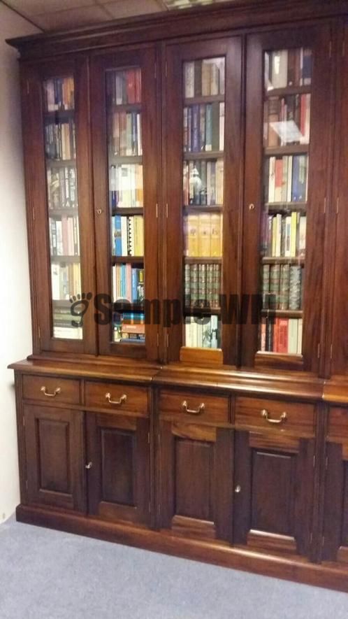 artikelnr. 1600349 Grote Engelse Mahoniehouten Boekenkast: prijs op Aanvraag
Grote Mahoniehouten Engelse Boekenkast in uitmuntende staat!

Met Facet geslepen glazen deuren en planken verstelbaar in hoogte.
Maten; H 2.58m B 2.44m D 52cm
Keywords: Grote Engelse Mahoniehouten Boekenkast
