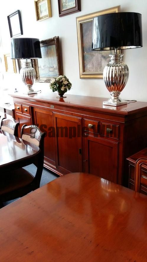 Verkocht artikelnr. 1600356 Massief Kersenhouten Dressoir.
Dressoir van massief kersenhout in nieuwstaat!

Planken in hoogte verstelbaar, dit is een exclusief kwaliteits meubel.

afmetingen: D: 50cm B: 2.20m H: 1.05m
Keywords: Massief Kersenhouten Dressoir