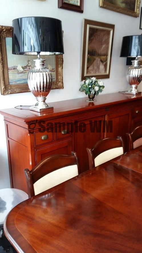 Verkocht artikelnr. 1600356 Massief Kersenhouten Dressoir.
Dressoir van massief kersenhout in nieuwstaat!

Planken in hoogte verstelbaar, dit is een exclusief kwaliteits meubel.

afmetingen: D: 50cm B: 2.20m H: 1.05m
Keywords: artikelnr. 1600356 Massief Kersenhouten Dressoir.