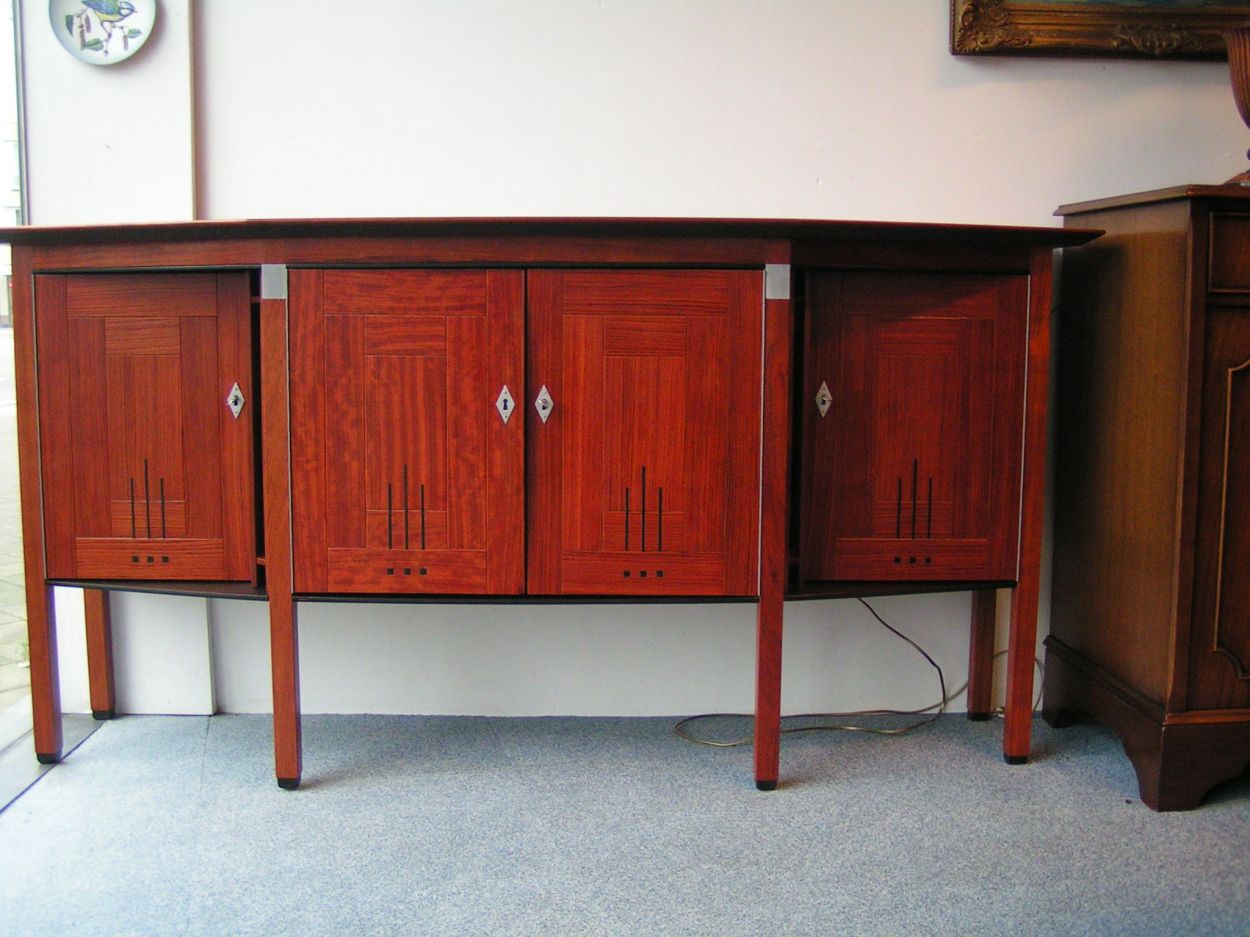 Verkocht artikelnr. 01600257 Art Deco dressoir Margaret Schuitema
Margaret dressoir 180 x 43 x h 90 cm



In Nieuwstaat!

Gebruikte materialen:
Als basis is rosewood of bubinga hout gebruikt, met details van ebbenhout, eikenhout en aluminium. De aluminium details kunnen we ook in zwart uitvoeren.

Alternatieve houtsoorten zijn:

    Eiken
    Kersen
    Noten
    Bubinga /rosewood

 

Design by Frits Schuitema
Keywords: dressoir vitrinekast Schuitema