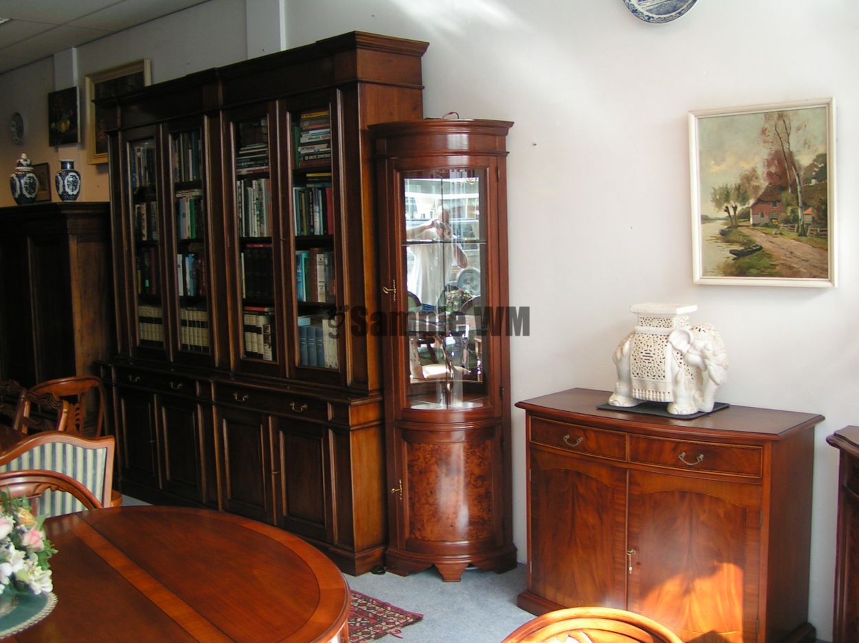 Verkocht artikelnr. 1600371 Hoekkast / Vitrinekast Wortelnoten met Verlichting.
Puntgave mahoniehouten en wortelnoten Hoekkast met glazen platen en halogeen verlichting.

In nieuwstaat.

45 x 45 x 1.98m hoog.
Keywords: Hoekkast / Vitrinekast Wortelnoten met Verlichting