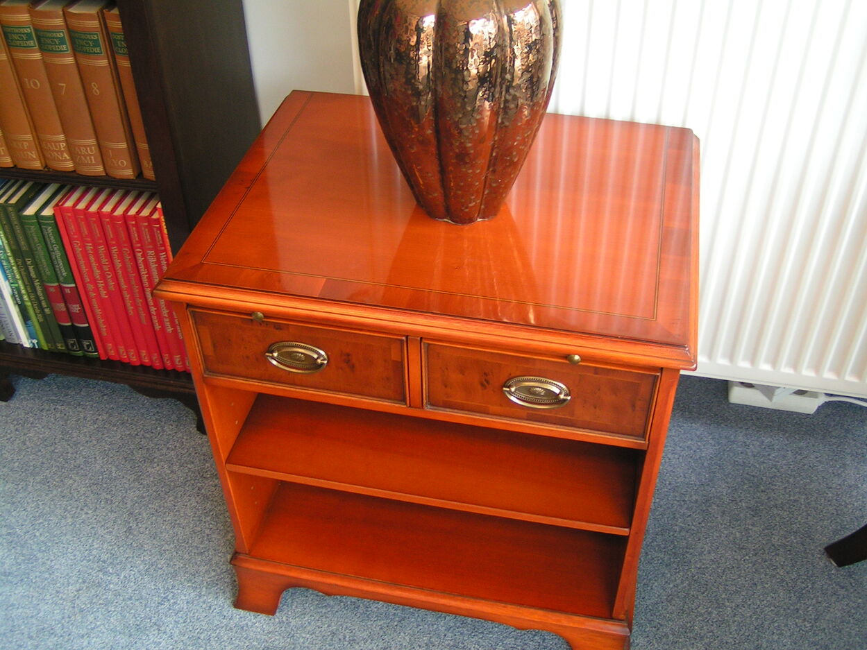 artikelnr. 1600866 Heldense Exclusive Taxus houten bijzettafel/ lampentafel: prijs €695,- euro
b: 55cm x D: 43cm x H: 60cm

Intaria ingelegd, met uischuifbaar lederen inlegblad goudbedrukt.

2 stuks in de collectie.

In nieuwstaat.
Keywords: Heldense Exclusive Taxus houten bijzettafel