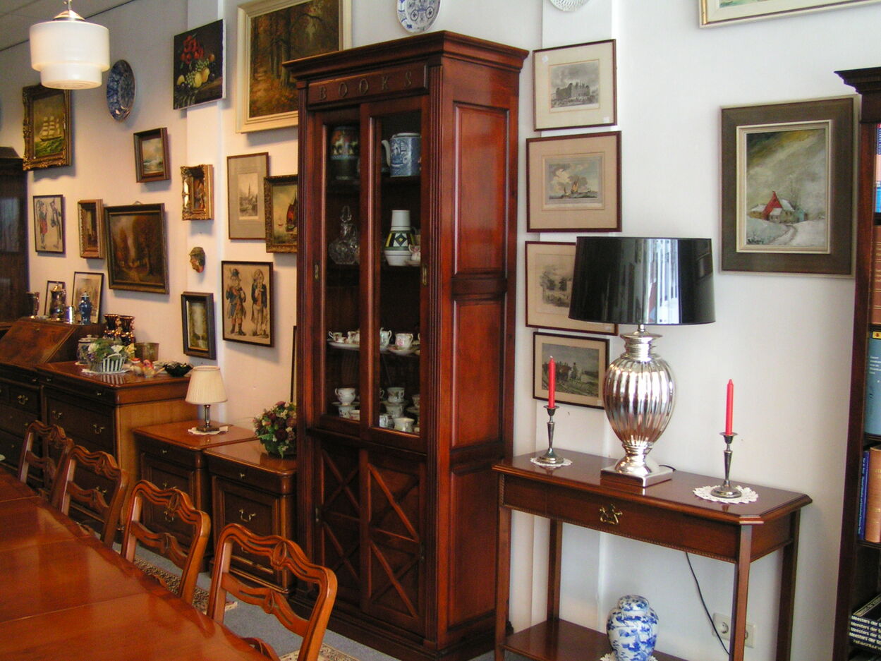 Verkocht artikelnr. 1600867 Boekenkast Massief Kersen.
in nieuwstaat, met schuifdeuren.

In uitmuntende staat.

afmetingen: H: 2.23m x D: 40cm x B: 80cm
Keywords: Boekenkast Massief Kersen: