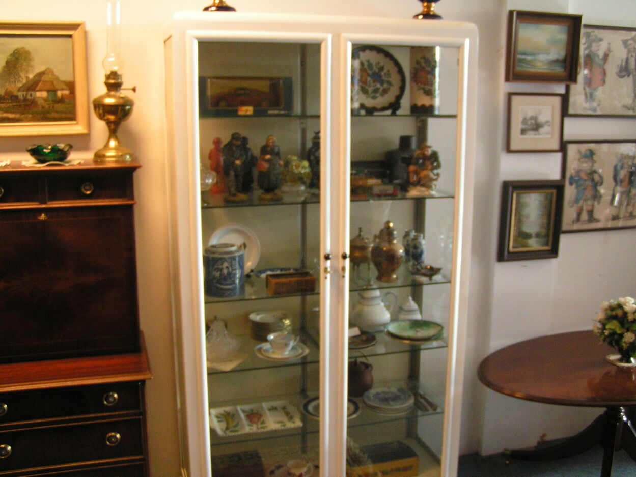 artikelnr 1602028 Vitage Apothekerskast/ Medicijnkast in zeer goede staat jaren 60 - 70
Vintage Apohtekerskast/Medicijnkast in zeer goede staat jaren 60 - 70
Afm B 1meter H 1.85 D 40 cm 
Vraagprijs €1450,- euro
