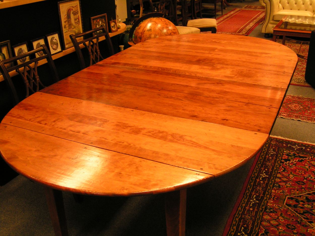 Verkocht 0160076 Kersenhouten Coulissetafel
met oren en twee tussenbladen.

totale lengte: 2.30m x B: 1.20m x 2 tussenbladen 53cm x 77 cm

massief kersenhout doorgepent.

Made by CHERRY COMPANY
Keywords: artikelnr. 0160076 Kersenhouten Coulissetafel: prijs 1150 euro