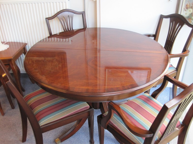 artikelnr. 00296i Heldense Mahonie Eetkamertafel in nieuwstaat!
135 x 96 x 76 cm

Prachtige Heldense tafel, evt. met 4 heldense stoelen
; uitschuifbare ronde eetkamertafel met 2 inlegbladen die onder het blad kunnen worden opgeborgen, met intarsia ingelegde bladen. In nieuwstaat.
Keywords: Heldense Mahonie Eetkamertafel met 4 stoelen