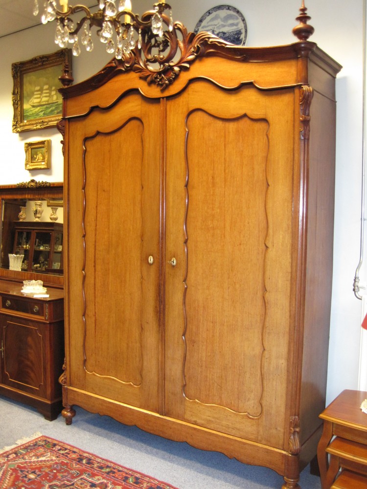 Verkocht artikelnr. 00426 Antieke Biedermeier Kuifkast 1840
Slavonisch Eiken in perfecte staat. Met planken en lades.

H: 2.60m x B: 1.64m x D: 45cm
Keywords: Antieke mahonie Biedermeier ; Kuifkast 1840