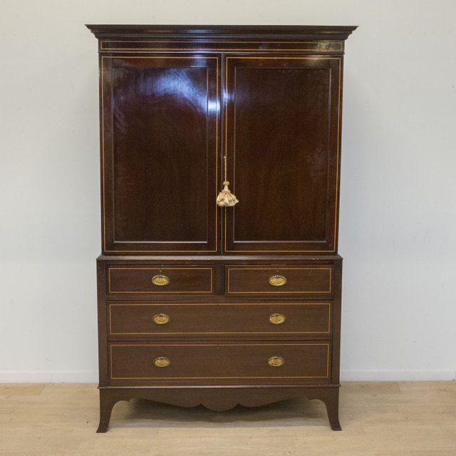 Verkocht artikelnr. 1563 Engels Antiek Mahonie Kabinet met Satijnhouten Biezen
Interieur met lades.

hoog: 1.90m x diep: 58cm x 1.21m breed

In nieuwstaat.

Zeldzaam Antiek Exemplaar.
Keywords: Engels Antiek Mahonie Kabinet met Satijnhouten Biezen