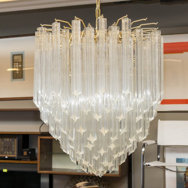 Verkocht artikelnr. 1600199 Kristallen Kroonluchter Goudverguld * Design "Paolo Vernini'
56 cm doorsnede, 60 cm hoog zonder ketting.
Met goudvergulde Roset.
Super Kroonluchter bestaande uit een Goud-verguld metalen frame met vele ruitvormige kristallen staven, ontwerp Paolo Venini, jaren '60.

Top Design Kroonluchter!
Keywords: Kristallen Kroonluchter Goudverguld * Design "Paolo Vernini&#039;