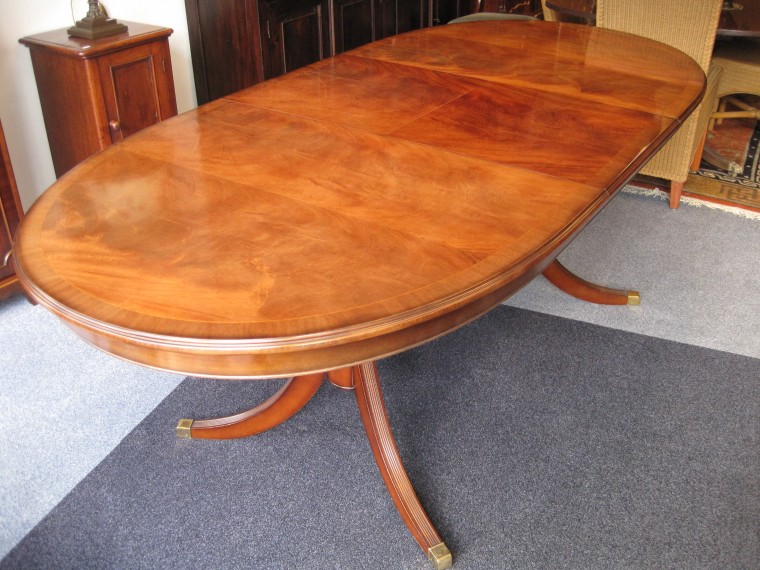 Verkocht artikelnr. 00264: Heldense Uitschuifbare Ovale Mahonie Eetkamertafel
Uitschuifbare ovale eetkamertafel met 2 inlegbladen die onder het blad kunnen worden opgeborgen. Met hoogwaardig metalen syngroongeleiders met centrale borging.
Met intarsia inglegde bladen.

Totale lengte: 2.85m (tussenbladen 50cm per stuk)

Breed: 1.05m

In nieuwstaat.

Uniek exemplaar.

Stoelen zijn nog te koop!!

met inlegblad die onder het blad kunnen worden opgeborgen, intarsia ingelegde bladen. Met tussenblad: 50cm

lengte met tussenblad: 2.15m

L: 1.85m [zonder tussenblad] x B: 1.05m H: 76cm 


Keywords: Heldense Uitschuifbare Ovale Eetkamertafel