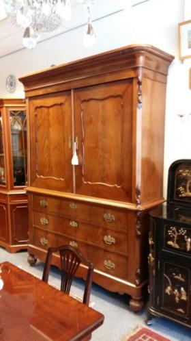 Verkocht artikelnr. 01112 Antiek Mahonie Kabinet Overgang Empire/Biedermeier.
Beeldschoon Antiek mahoniehouten Vroeg Biedermeier Kabinet jaar 1820, in topstaat.

Topstuk!

h 230 x 147 x d: 51cm
Keywords: Antiek en Kunst Antiek | Meubels | Kasten Antiek Mahonie Kabinet Overgang Empire/Biedermeier