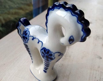 artikelnr. 1600243 USSR Vintage Handpainted Porselein Paard: prijs 20 euro
Zeldzame vondst  er is er maar 1 op voorraad.
Vintage uit de jaren 1970

12 x 12cm
Keywords: USSR Vintage Handpainted Porselein Paard