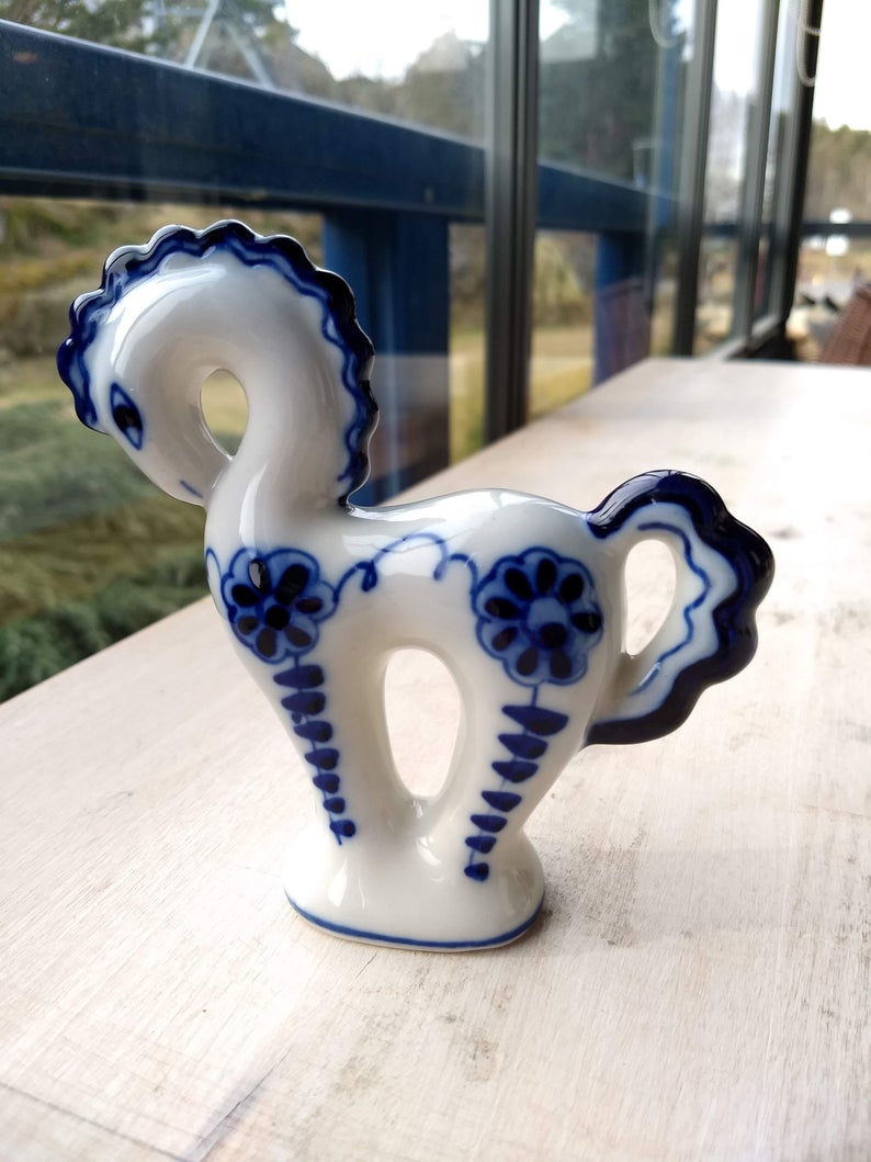 artikelnr. 1600243 USSR Vintage Handpainted Porselein Paard: prijs 20 euro
Zeldzame vondst  er is er maar 1 op voorraad.
Vintage uit de jaren 1970

12 x 12cm
Keywords: USSR Vintage Handpainted Porselein Paard
