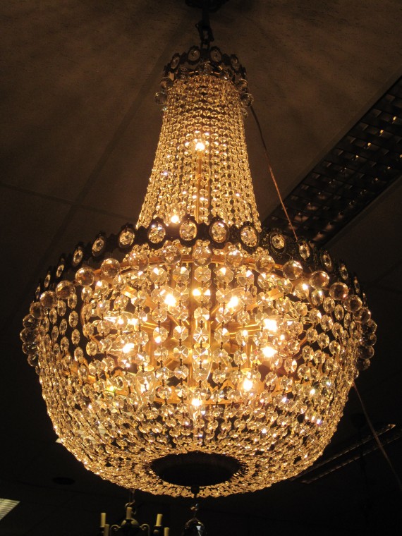 Verkocht artikelnr. 00225 Kristallen Zak Kroonluchter
1 meter hoog zonder ketting, 70 cm doorsnede rondom.
met 16 lampen.
Keywords: kristallen zakkroonluchter 16 lampen