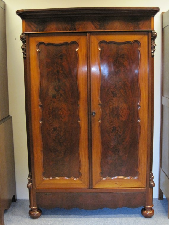 Verkocht artikelnr. 00407 Antieke Mahonie Biedermeier Dienstbodekast uit 1850
B: 1.20m x D: 45cm x H: 1.90m

in perfecte staat, met planken en onderin 1 lade.
Keywords: Antieke Mahonie Biedermeier Dienstbodekast uit 1850 Meidenkast